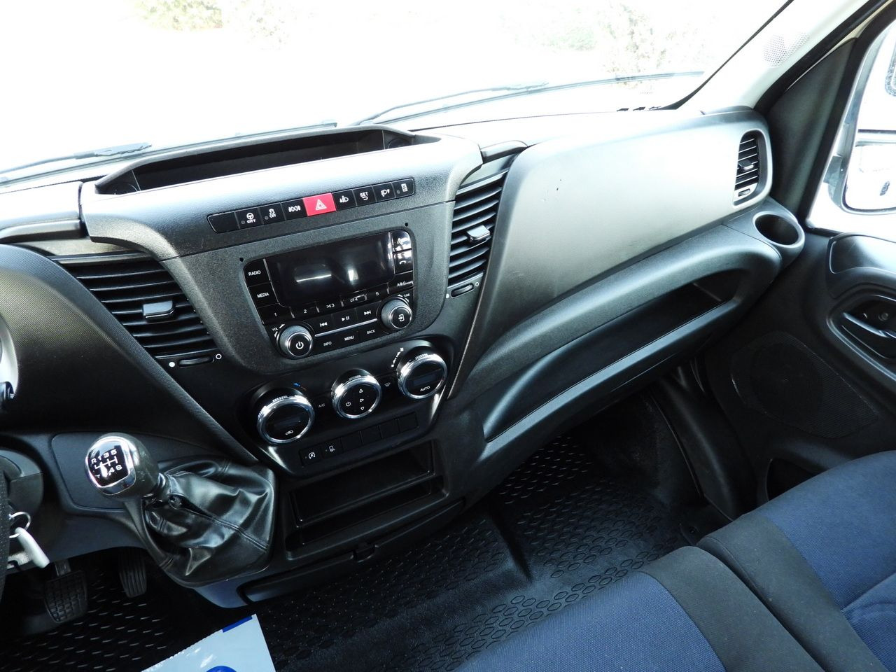 Xe tải van IVECO DAILY 35S14 STAKE BODY DOUBLE CABIN DOKA 7 SEATS CRUISE CONTROL AIR CONDITIONING 140HP: hình 23 Xe tải van IVECO DAILY 35S14 STAKE BODY DOUBLE CABIN DOKA 7 SEATS CRUISE CONTROL AIR CONDITIONING 140HP: hình 23