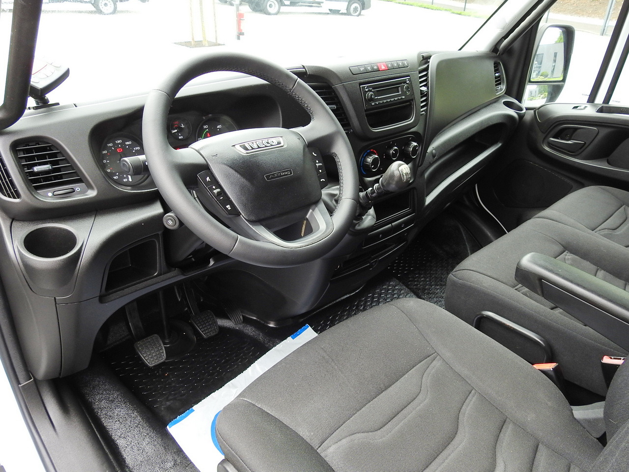 IVECO DAILY 35S15 REGRIGERATOR BOX -12*C 8 PALLETS CRUISE CONTROL TWIN WHEELS AIR CONDITIONING 150HP - Xe van đông lạnh: hình 2 IVECO DAILY 35S15 REGRIGERATOR BOX -12*C 8 PALLETS CRUISE CONTROL TWIN WHEELS AIR CONDITIONING 150HP - Xe van đông lạnh: hình 2