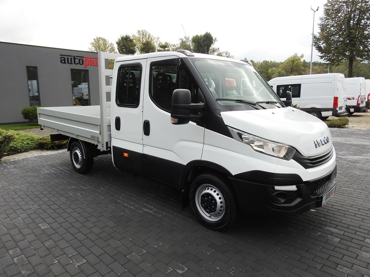 IVECO DAILY 35S15 STAKE BODY DOUBLE CABIN DOKA 7 SEATS AIR CONDITIONING 150HP - Xe tải van: hình 4 IVECO DAILY 35S15 STAKE BODY DOUBLE CABIN DOKA 7 SEATS AIR CONDITIONING 150HP - Xe tải van: hình 4