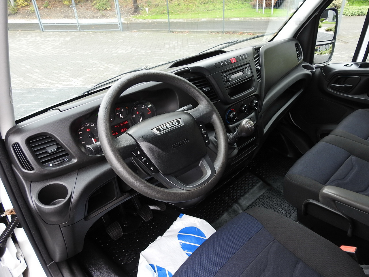 IVECO DAILY 35S15 STAKE BODY DOUBLE CABIN DOKA 7 SEATS AIR CONDITIONING  150HP - Xe tải van: hình 2 IVECO DAILY 35S15 STAKE BODY DOUBLE CABIN DOKA 7 SEATS AIR CONDITIONING  150HP - Xe tải van: hình 2