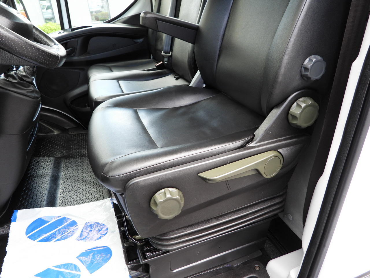 Xe tải nhỏ phẳng IVECO DAILY 35S16 STAKE BODY 10 PALLETS CRUISE CONTROL AIR CONDITIONING 160HP: hình 26 Xe tải nhỏ phẳng IVECO DAILY 35S16 STAKE BODY 10 PALLETS CRUISE CONTROL AIR CONDITIONING 160HP: hình 26