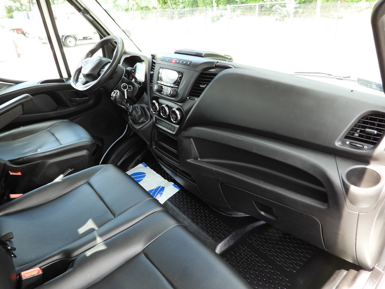 Xe tải nhỏ phẳng IVECO DAILY 35S16 STAKE BODY 10 PALLETS CRUISE CONTROL AIR CONDITIONING 160HP: hình 36 Xe tải nhỏ phẳng IVECO DAILY 35S16 STAKE BODY 10 PALLETS CRUISE CONTROL AIR CONDITIONING 160HP: hình 36