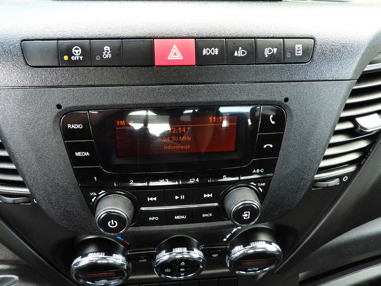 Xe tải nhỏ phẳng IVECO DAILY 35S16 STAKE BODY 10 PALLETS CRUISE CONTROL AIR CONDITIONING 160HP: hình 34 Xe tải nhỏ phẳng IVECO DAILY 35S16 STAKE BODY 10 PALLETS CRUISE CONTROL AIR CONDITIONING 160HP: hình 34