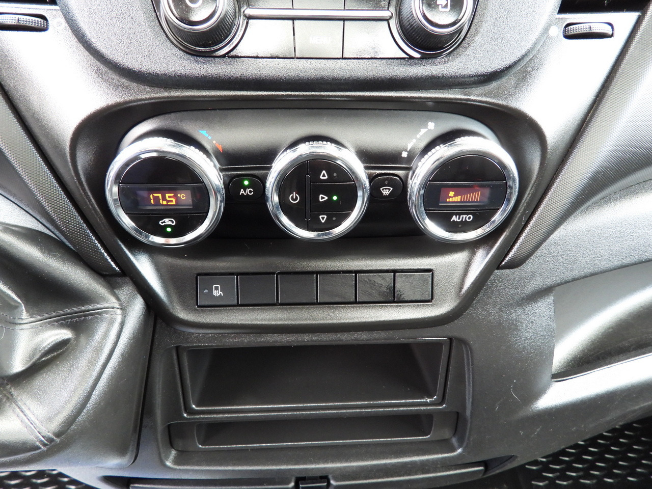 Xe tải nhỏ phẳng IVECO DAILY 35S16 STAKE BODY 10 PALLETS CRUISE CONTROL AIR CONDITIONING 160HP: hình 33 Xe tải nhỏ phẳng IVECO DAILY 35S16 STAKE BODY 10 PALLETS CRUISE CONTROL AIR CONDITIONING 160HP: hình 33