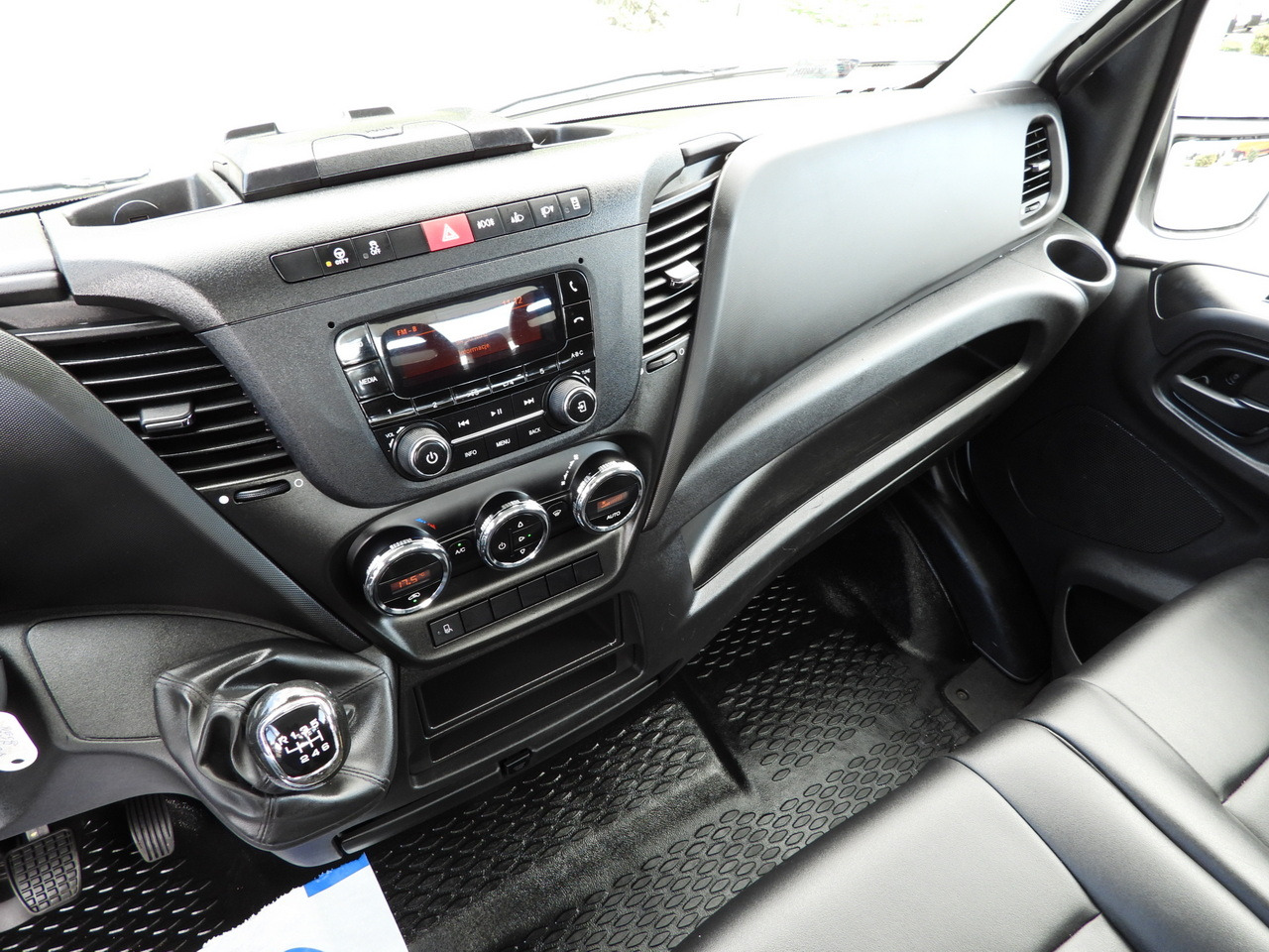 Xe tải nhỏ phẳng IVECO DAILY 35S16 STAKE BODY 10 PALLETS CRUISE CONTROL AIR CONDITIONING 160HP: hình 30 Xe tải nhỏ phẳng IVECO DAILY 35S16 STAKE BODY 10 PALLETS CRUISE CONTROL AIR CONDITIONING 160HP: hình 30