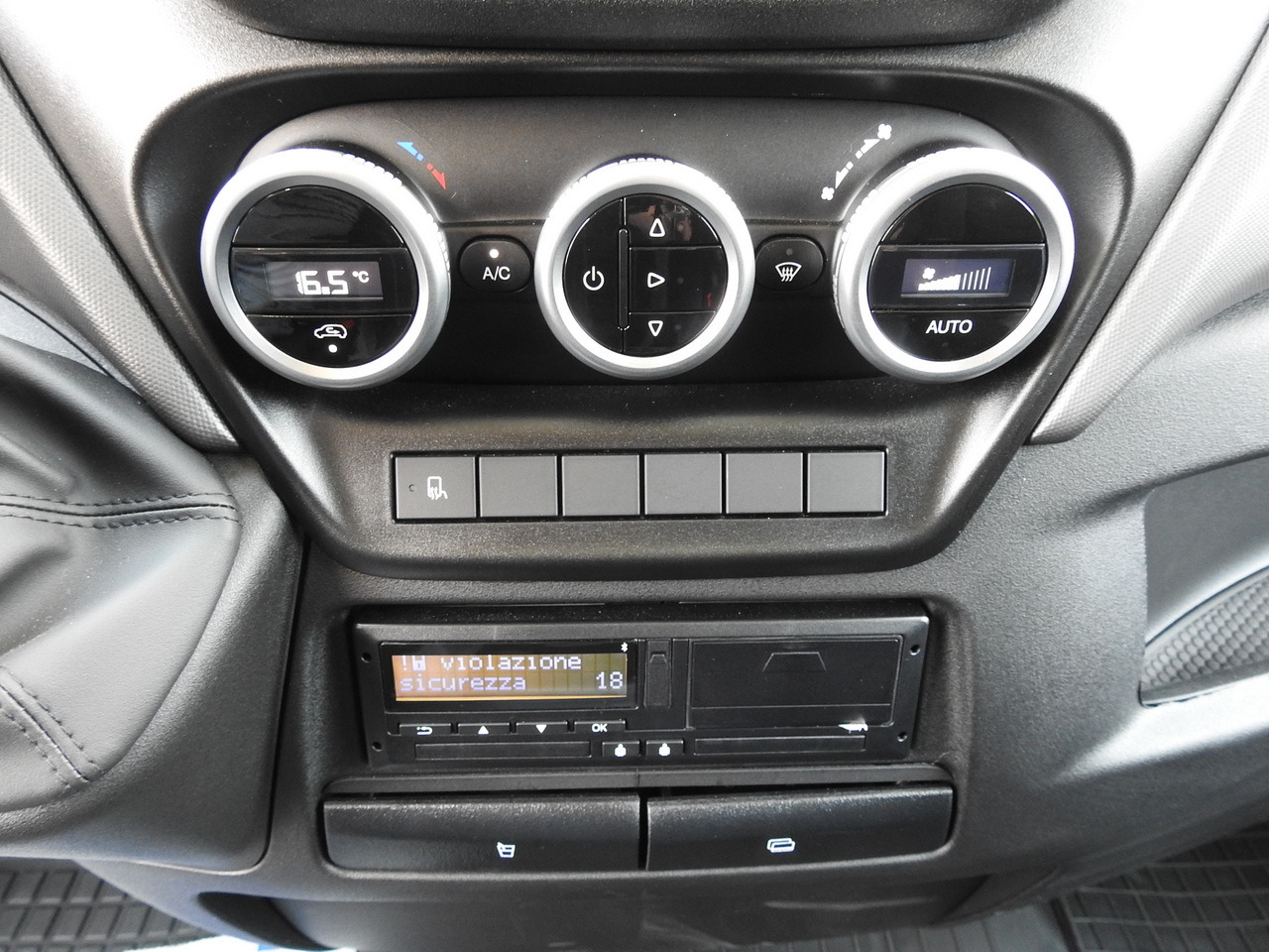 Xe van thùng mui bạt mới IVECO DAILY 35S18 NEW TARPAULIN 8 PALLETS CRUISE CONTROL NAVIGATION LED LIGHTS AUTOMATIC TRANSMISSION HI-MATIC MANUFACTURERS WARRANTY  180HP: hình 45