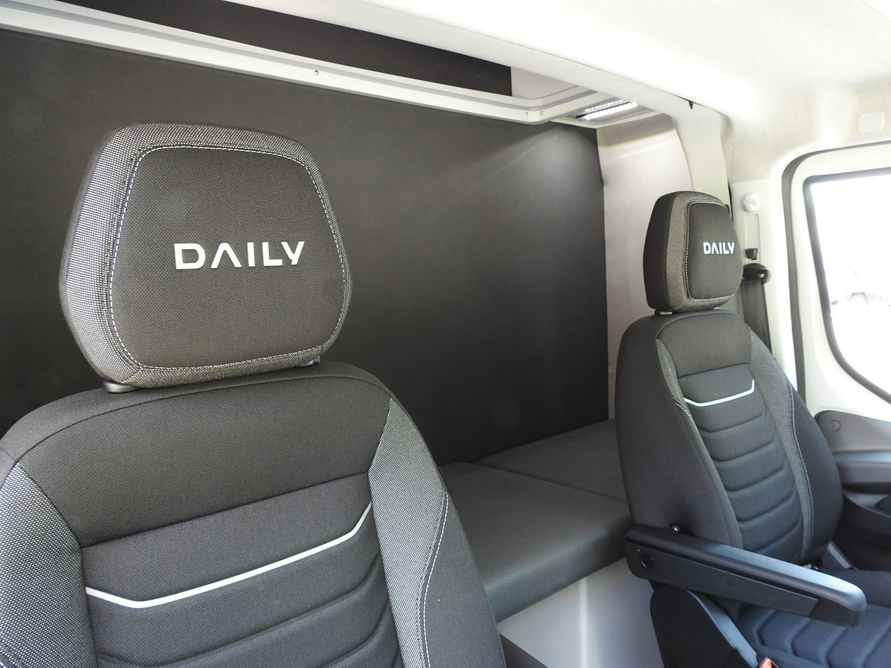 Xe van thùng mui bạt mới IVECO DAILY 35S18 NEW TARPAULIN 8 PALLETS CRUISE CONTROL NAVIGATION LED LIGHTS AUTOMATIC TRANSMISSION HI-MATIC MANUFACTURERS WARRANTY  180HP: hình 49