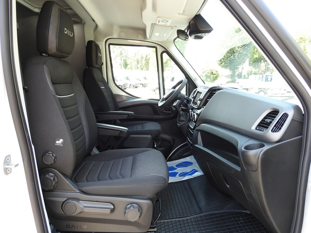 Xe van thùng mui bạt mới IVECO DAILY 35S18 NEW TARPAULIN 8 PALLETS CRUISE CONTROL NAVIGATION LED LIGHTS AUTOMATIC TRANSMISSION HI-MATIC MANUFACTURERS WARRANTY  180HP: hình 47