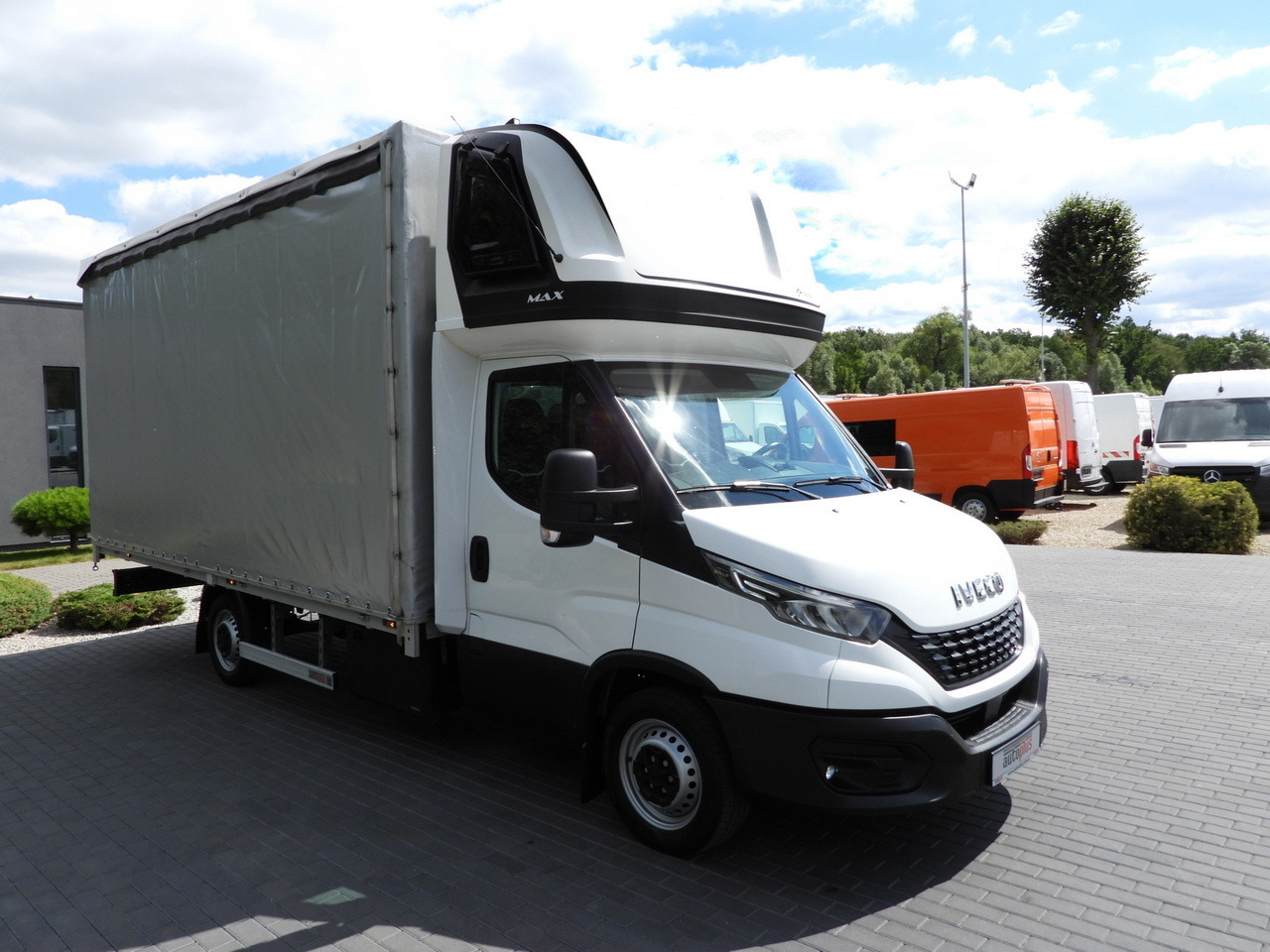 IVECO DAILY 35S18 TARPAULIN 10 PALLETS WEBASTO CRUISE CONTROL NAVIGATION LED LIGHTS AIR CONDITIONING 180HP - Xe van thùng mui bạt: hình 4 IVECO DAILY 35S18 TARPAULIN 10 PALLETS WEBASTO CRUISE CONTROL NAVIGATION LED LIGHTS AIR CONDITIONING 180HP - Xe van thùng mui bạt: hình 4