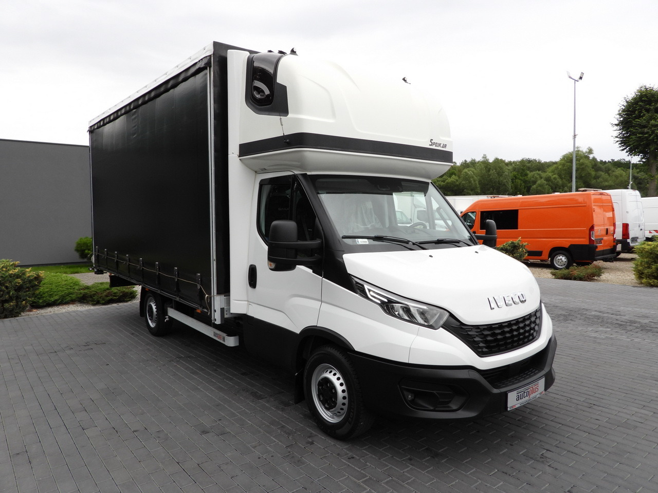 IVECO DAILY 35S18 TARPAULIN 10 PALLETS WEBASTO CRUISE CONTROL NAVIGATION LED LIGHTS AIR CONDITIONING 180HP - Xe van thùng mui bạt: hình 4 IVECO DAILY 35S18 TARPAULIN 10 PALLETS WEBASTO CRUISE CONTROL NAVIGATION LED LIGHTS AIR CONDITIONING 180HP - Xe van thùng mui bạt: hình 4