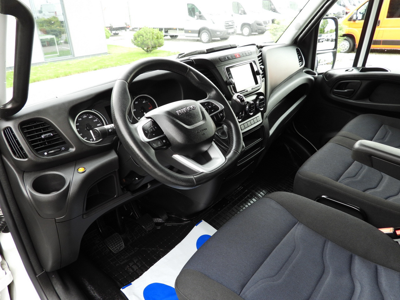 IVECO DAILY 35S18 TARPAULIN 10 PALLETS WEBASTO CRUISE CONTROL NAVIGATION LED LIGHTS AIR CONDITIONING 180HP - Xe van thùng mui bạt: hình 2 IVECO DAILY 35S18 TARPAULIN 10 PALLETS WEBASTO CRUISE CONTROL NAVIGATION LED LIGHTS AIR CONDITIONING 180HP - Xe van thùng mui bạt: hình 2