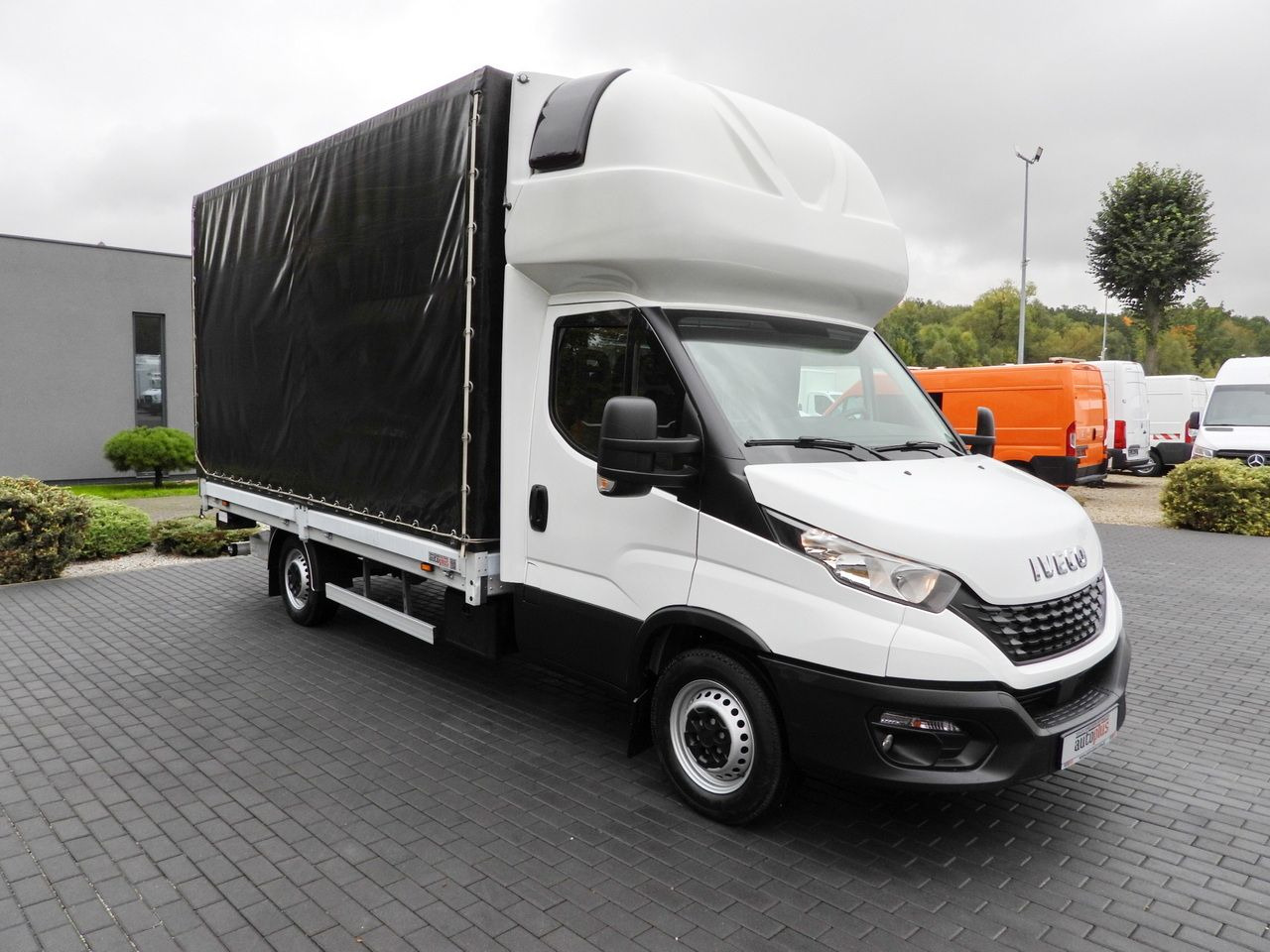 IVECO DAILY 35S18 TARPAULIN LIFT 8 PALLETS WEBASTO CRUISE CONTROL AIR CONDITIONING 180HP - Xe van thùng mui bạt: hình 4 IVECO DAILY 35S18 TARPAULIN LIFT 8 PALLETS WEBASTO CRUISE CONTROL AIR CONDITIONING 180HP - Xe van thùng mui bạt: hình 4