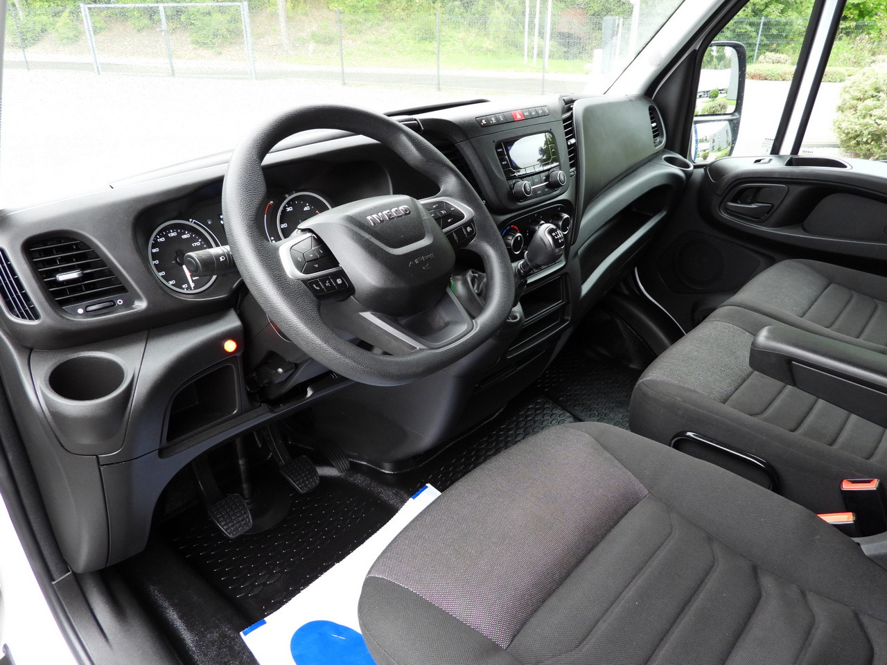 IVECO DAILY 35S18 TARPAULIN LIFT 8 PALLETS WEBASTO CRUISE CONTROL LED LIGHTS AIR CONDITIONING 180HP - Xe van thùng mui bạt: hình 2 IVECO DAILY 35S18 TARPAULIN LIFT 8 PALLETS WEBASTO CRUISE CONTROL LED LIGHTS AIR CONDITIONING 180HP - Xe van thùng mui bạt: hình 2