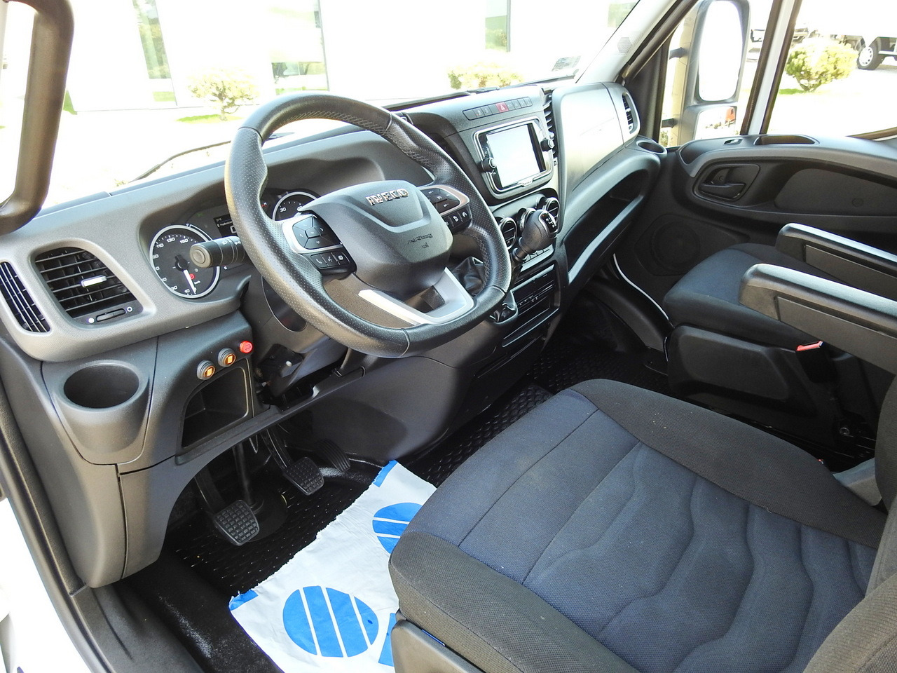 IVECO DAILY 70C18 BOX LIFT 14 PALLETS WEBASTO CRUISE CONTROL NAVIGATION LED LIGHTS TWIN WHEELS AIR CONDITIONING 180HP - Xe tải nhỏ thùng kín: hình 2 IVECO DAILY 70C18 BOX LIFT 14 PALLETS WEBASTO CRUISE CONTROL NAVIGATION LED LIGHTS TWIN WHEELS AIR CONDITIONING 180HP - Xe tải nhỏ thùng kín: hình 2