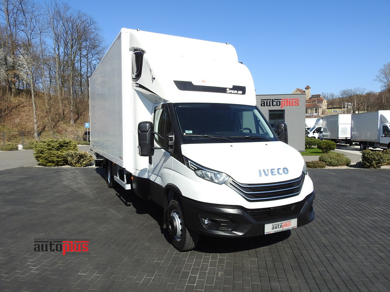 IVECO DAILY 70C18 BOX LIFT 14 PALLETS WEBASTO CRUISE CONTROL NAVIGATION LED LIGHTS TWIN WHEELS AIR CONDITIONING 180HP - Xe tải nhỏ thùng kín: hình 1 IVECO DAILY 70C18 BOX LIFT 14 PALLETS WEBASTO CRUISE CONTROL NAVIGATION LED LIGHTS TWIN WHEELS AIR CONDITIONING 180HP - Xe tải nhỏ thùng kín: hình 1