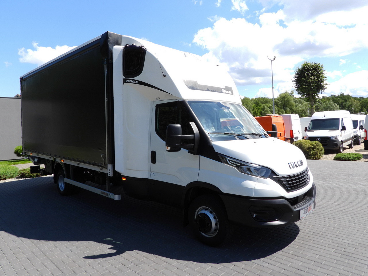 IVECO DAILY 70C18 TARPAULIN LIFT 14 PALLETS WEBASTO CRUISE CONTROL LED LIGHTS TWIN WHEELS AIR CONDITIONING 180HP - Xe van thùng mui bạt: hình 4 IVECO DAILY 70C18 TARPAULIN LIFT 14 PALLETS WEBASTO CRUISE CONTROL LED LIGHTS TWIN WHEELS AIR CONDITIONING 180HP - Xe van thùng mui bạt: hình 4