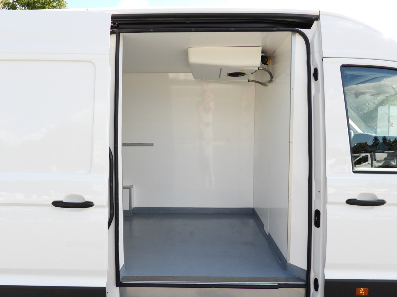 Xe van đông lạnh MAN TGE REFRIGERATOR VAN -5*C POWER SUPPLY 230V CRUISE CONTROL AUTOMATIC TRANSMISSION AIR CONDITIONING 180HP: hình 23 Xe van đông lạnh MAN TGE REFRIGERATOR VAN -5*C POWER SUPPLY 230V CRUISE CONTROL AUTOMATIC TRANSMISSION AIR CONDITIONING 180HP: hình 23