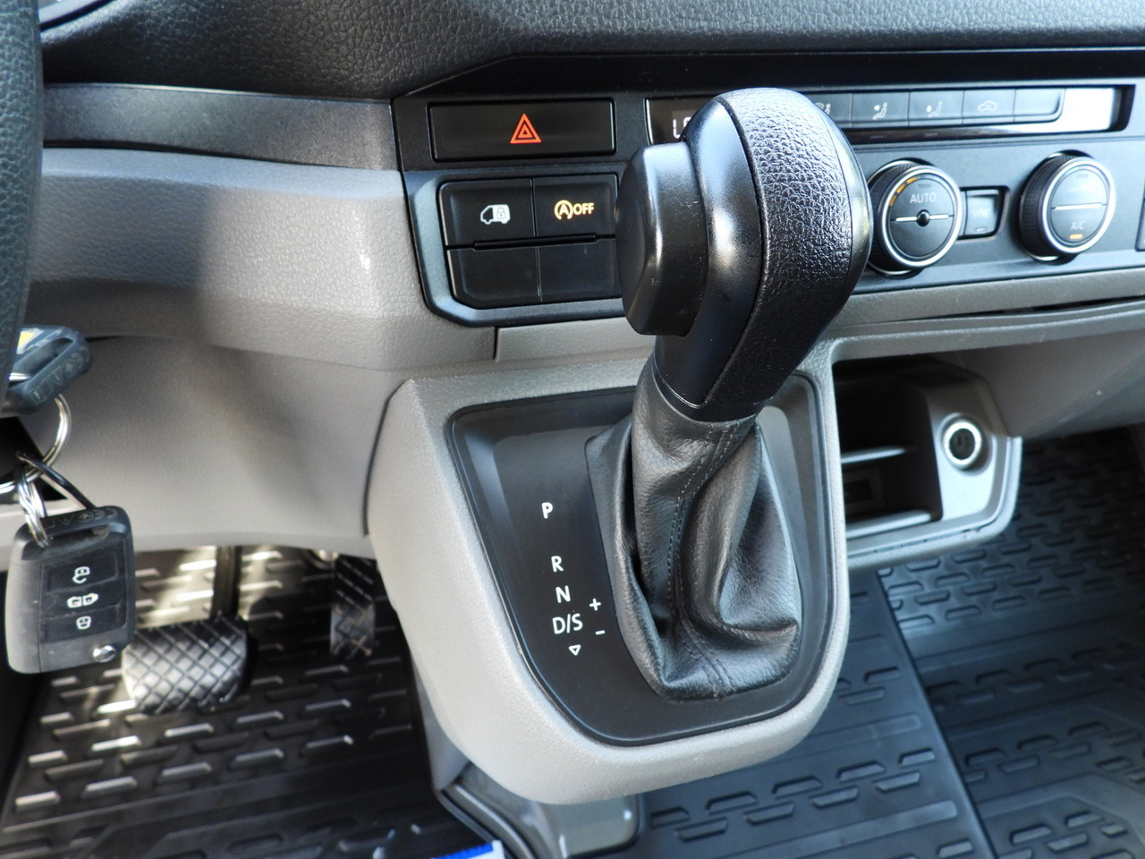 Xe van đông lạnh MAN TGE REFRIGERATOR VAN -5*C POWER SUPPLY 230V CRUISE CONTROL AUTOMATIC TRANSMISSION AIR CONDITIONING 180HP: hình 40 Xe van đông lạnh MAN TGE REFRIGERATOR VAN -5*C POWER SUPPLY 230V CRUISE CONTROL AUTOMATIC TRANSMISSION AIR CONDITIONING 180HP: hình 40