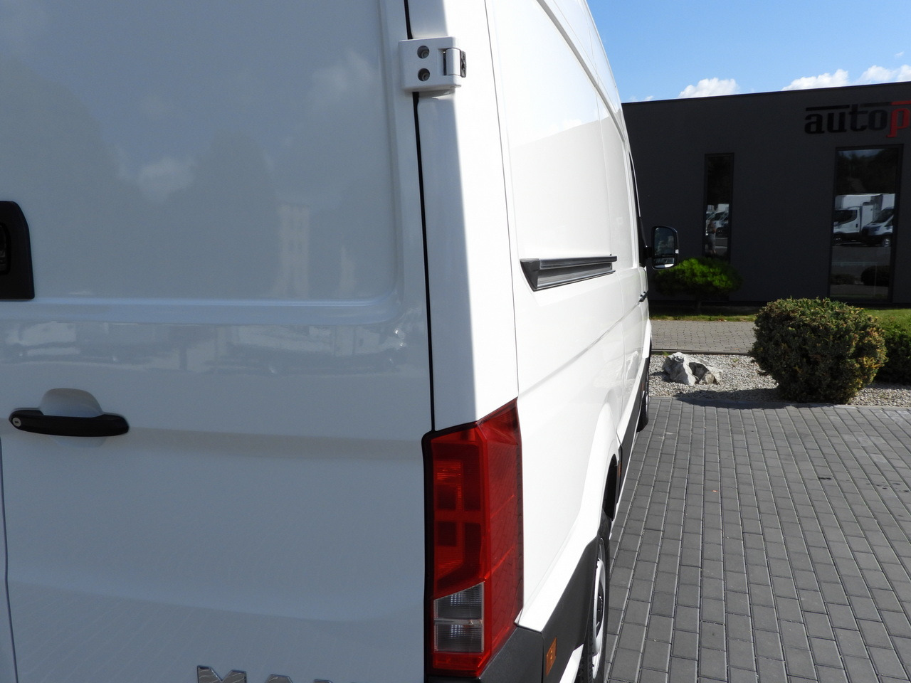 Xe van đông lạnh MAN TGE REFRIGERATOR VAN -5*C POWER SUPPLY 230V CRUISE CONTROL AUTOMATIC TRANSMISSION AIR CONDITIONING 180HP: hình 17 Xe van đông lạnh MAN TGE REFRIGERATOR VAN -5*C POWER SUPPLY 230V CRUISE CONTROL AUTOMATIC TRANSMISSION AIR CONDITIONING 180HP: hình 17