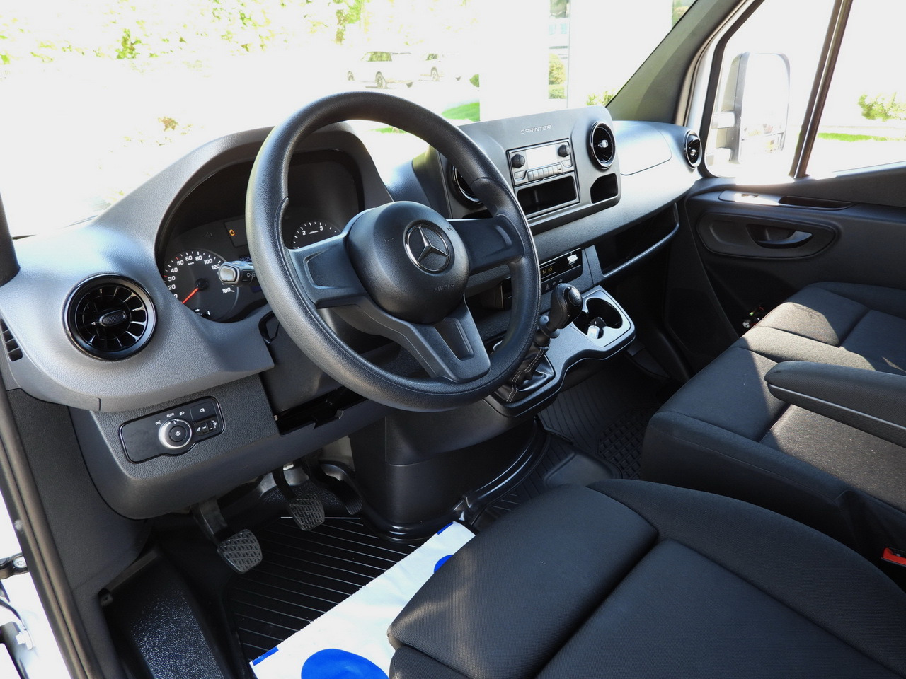 MERCEDES SPRINTER 315 BOX LIFT 8 PALLETS AIR CONDITIONING 150HP - Xe tải nhỏ thùng kín: hình 2 MERCEDES SPRINTER 315 BOX LIFT 8 PALLETS AIR CONDITIONING 150HP - Xe tải nhỏ thùng kín: hình 2