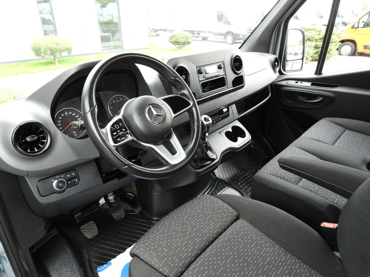 MERCEDES SPRINTER 315 STAKE BODY 8 PALLETS CRUISE CONTROL AIR CONDITIONING 150HP - Xe tải nhỏ phẳng: hình 2 MERCEDES SPRINTER 315 STAKE BODY 8 PALLETS CRUISE CONTROL AIR CONDITIONING 150HP - Xe tải nhỏ phẳng: hình 2