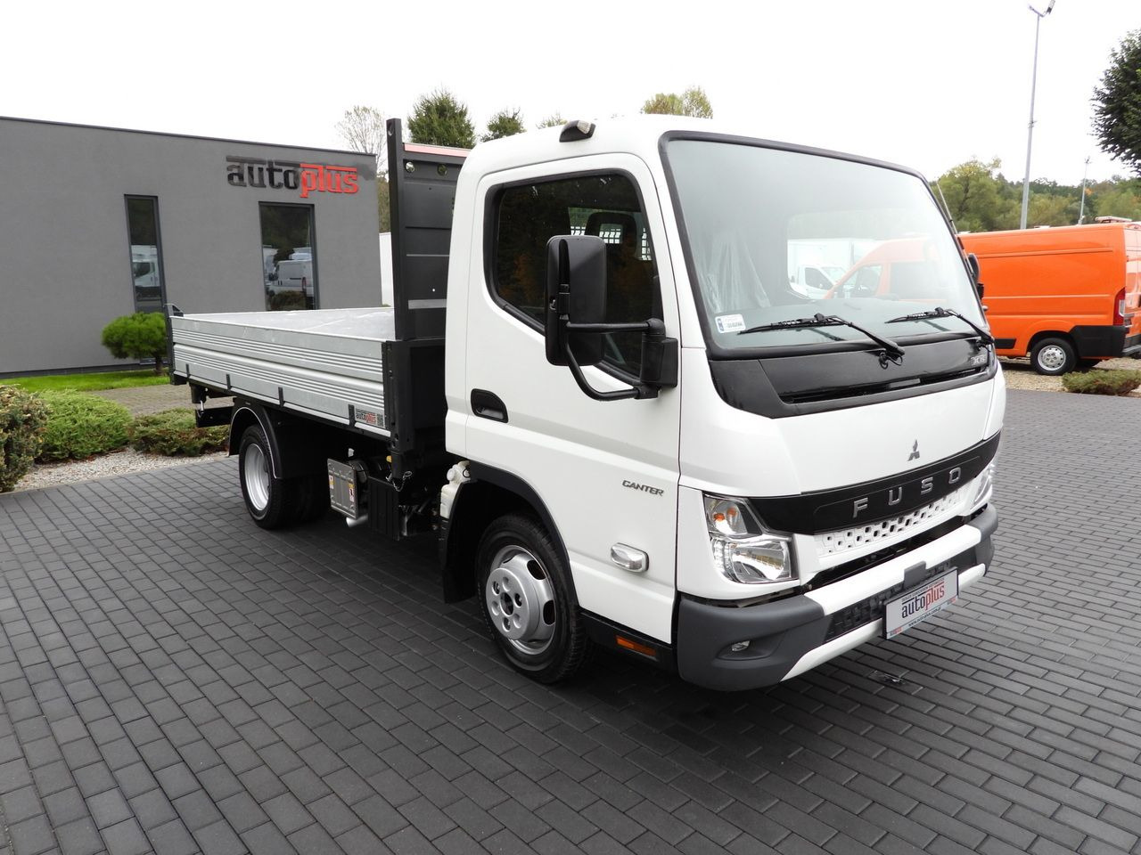 MITSUBISHI CANTER FUSO 3C15 THREE-WAY TIPPER 3 SEATS LED LIGHTS TWIN WHEELS 150HP - Xe ben nhỏ: hình 4 MITSUBISHI CANTER FUSO 3C15 THREE-WAY TIPPER 3 SEATS LED LIGHTS TWIN WHEELS 150HP - Xe ben nhỏ: hình 4