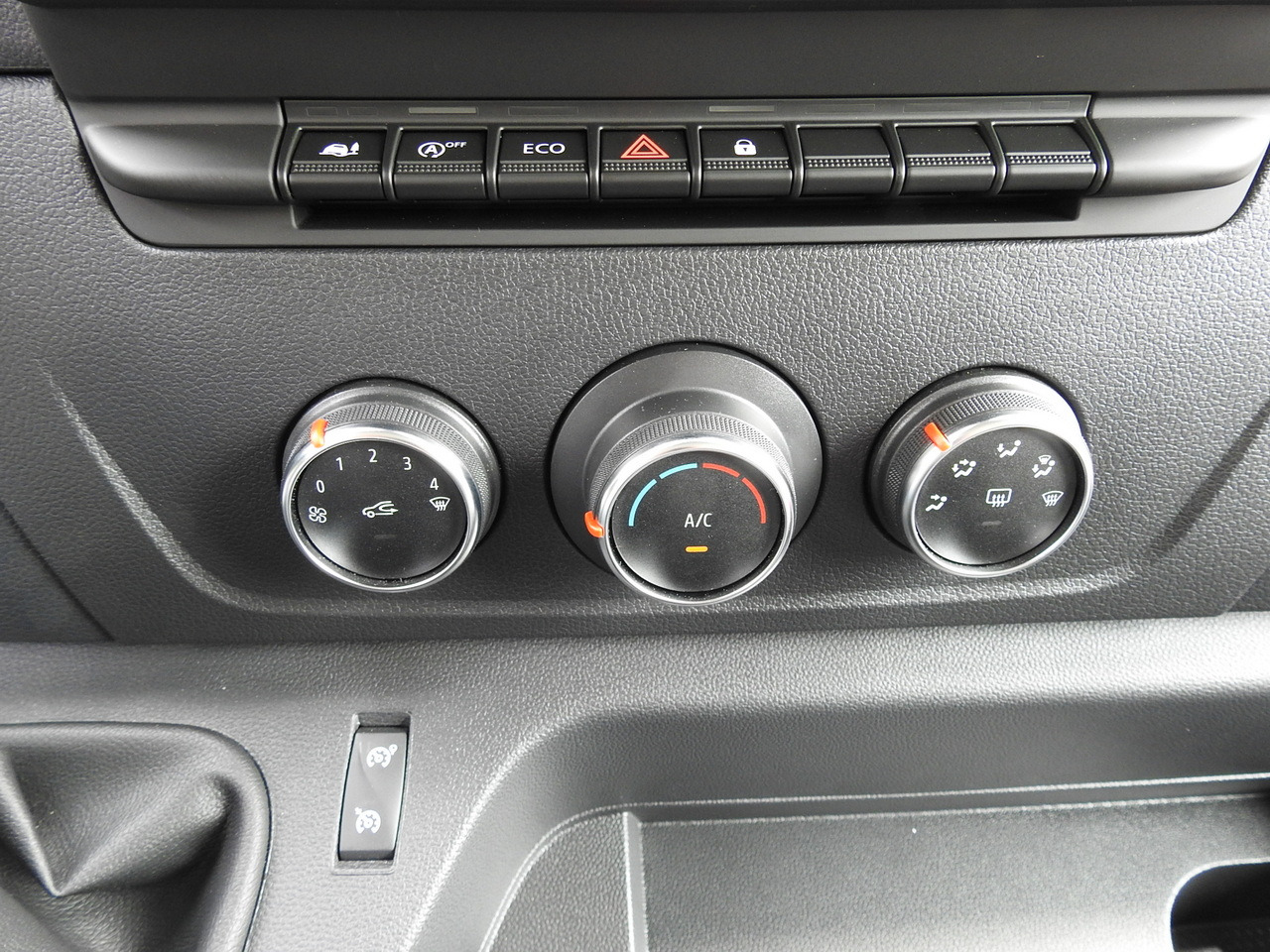 Xe van đông lạnh mới RENAULT MASTER NEW REGRIGERATOR BOX -10*C 8 PALLETS CRUISE CONTROL AIR CONDITIONING LED LIGHTS GUARANTEE 165HP: hình 36 Xe van đông lạnh mới RENAULT MASTER NEW REGRIGERATOR BOX -10*C 8 PALLETS CRUISE CONTROL AIR CONDITIONING LED LIGHTS GUARANTEE 165HP: hình 36