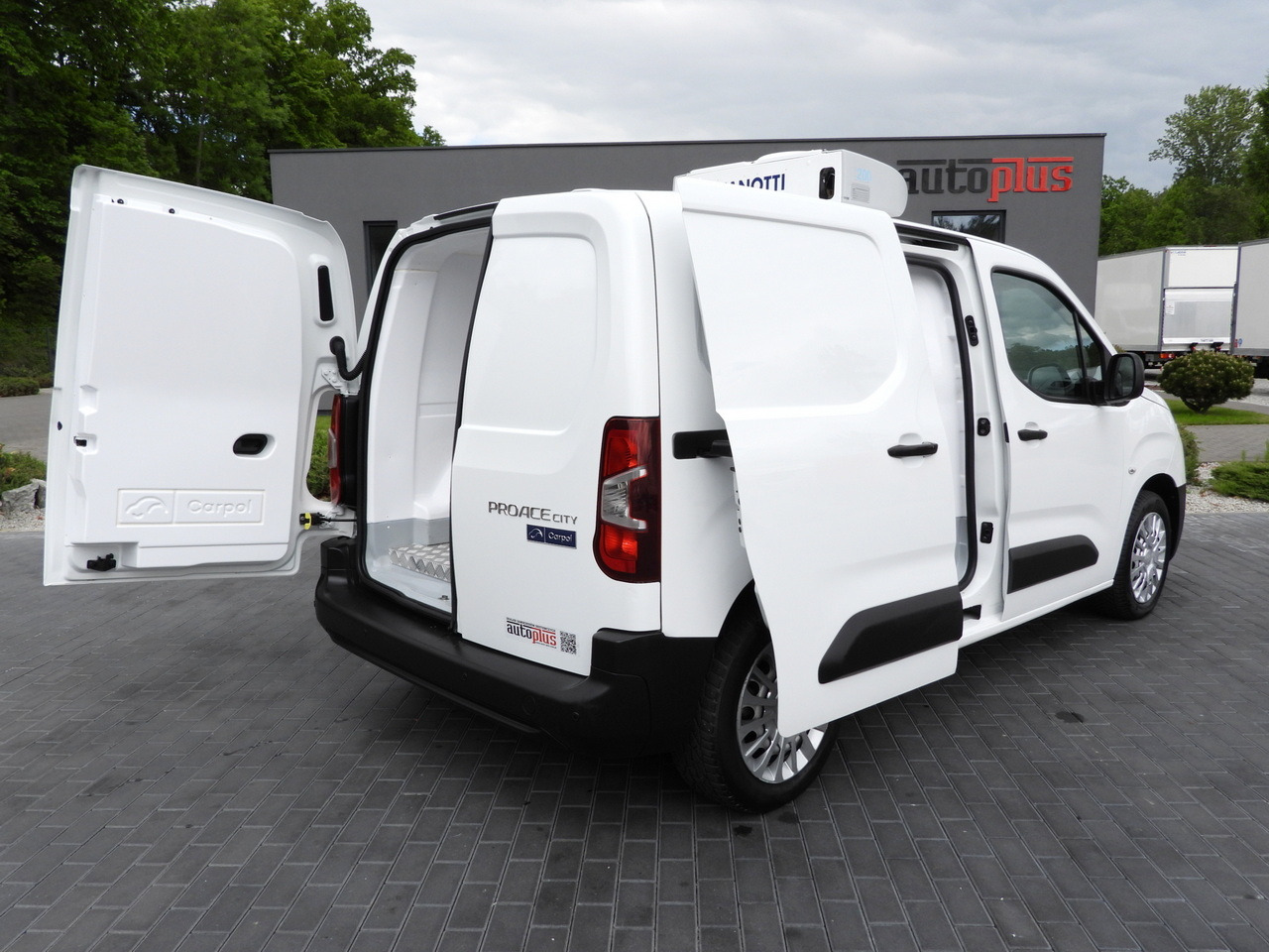 TOYOTA PROACE CITY REFRIGERATOR VAN -15*C POWER SUPPLY 230V CRUISE CONTROL AIR CONDITIONING 100HP - Xe van đông lạnh: hình 3 TOYOTA PROACE CITY REFRIGERATOR VAN -15*C POWER SUPPLY 230V CRUISE CONTROL AIR CONDITIONING 100HP - Xe van đông lạnh: hình 3