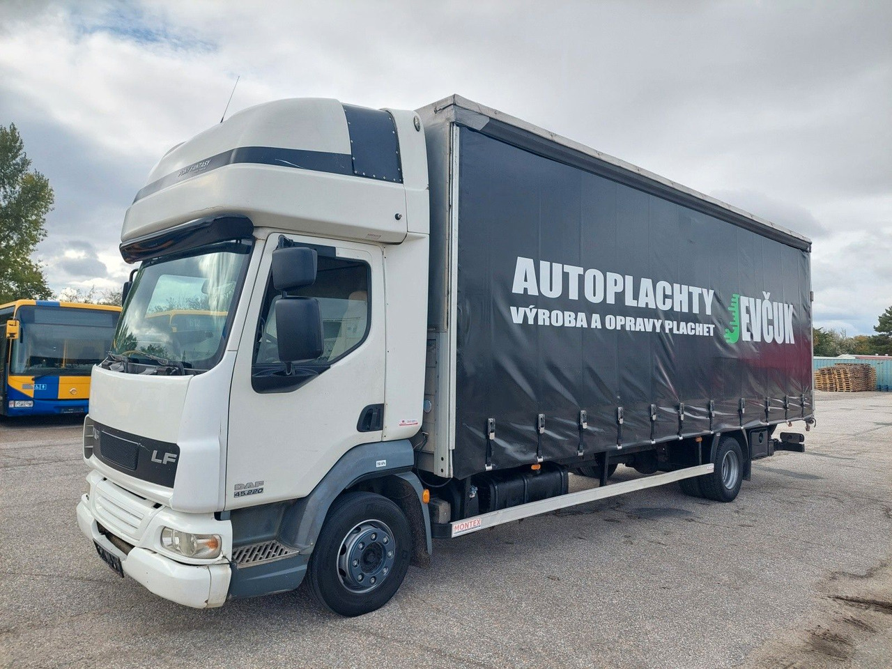 DAF FA LF 45.220 G12 4x2 - Xe tải thùng mui bạt: hình 1 DAF FA LF 45.220 G12 4x2 - Xe tải thùng mui bạt: hình 1