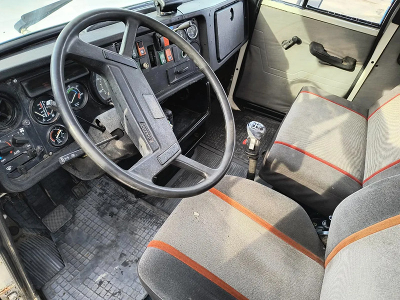 Interior photo 1: Cho thuê Volvo NL12 420 6x4 CRANE 60T/M - VIDEOS AVAILABLE Volvo NL12 420 6x4 CRANE 60T/M - VIDEOS AVAILABLE