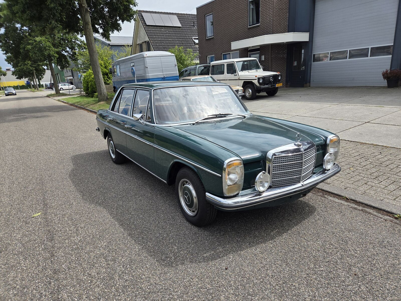 Mercedes-Benz 220 (W115) sedan - Sedan: hình 1 Mercedes-Benz 220 (W115) sedan - Sedan: hình 1
