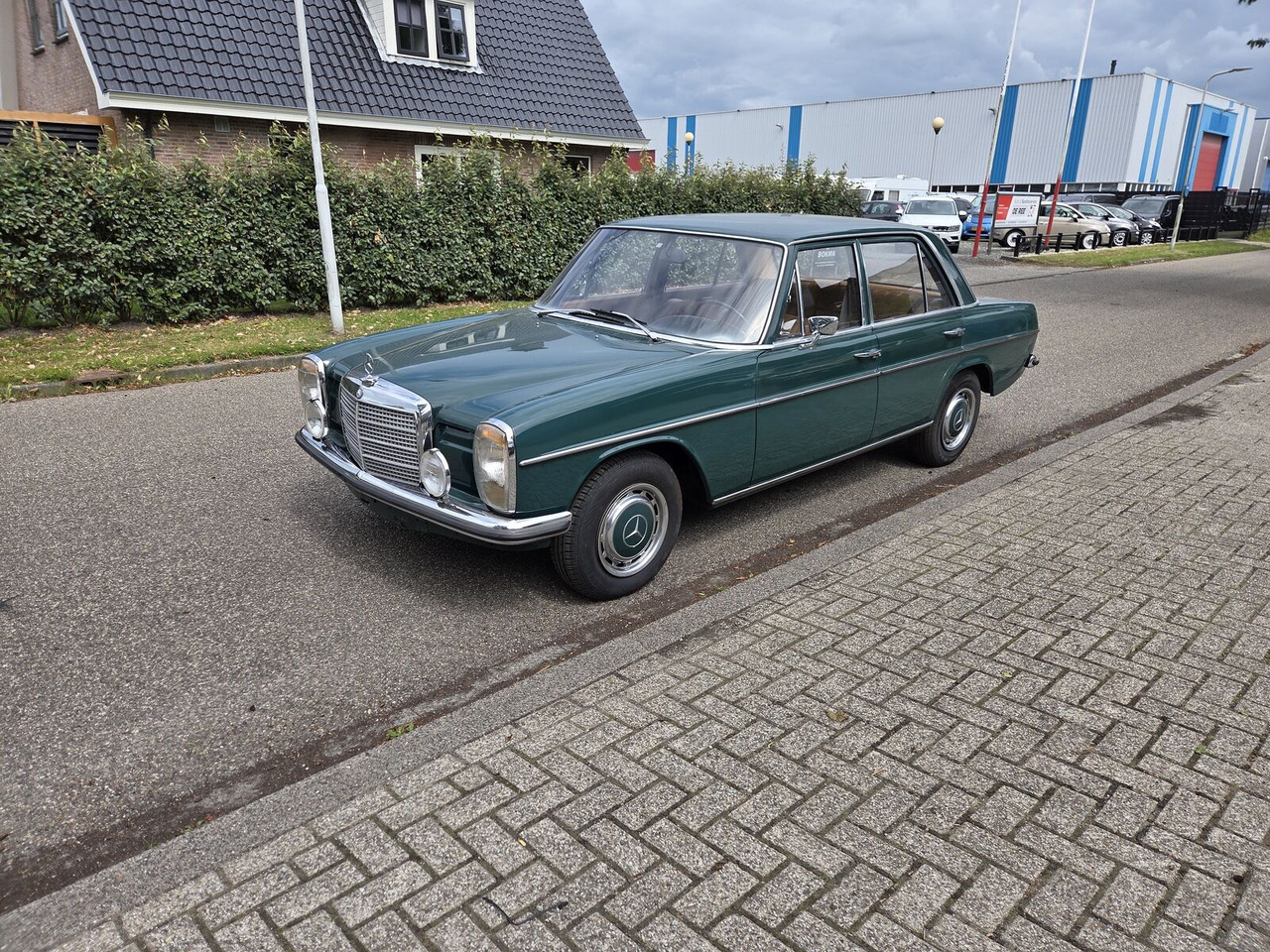 Mercedes-Benz 220 (W115) sedan - Sedan: hình 4 Mercedes-Benz 220 (W115) sedan - Sedan: hình 4