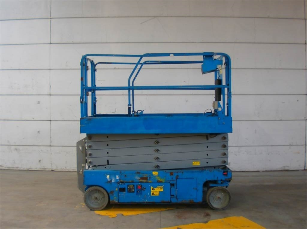 Genie GS3246 - Máy nâng người hình kéo: hình 1 Genie GS3246 - Máy nâng người hình kéo: hình 1