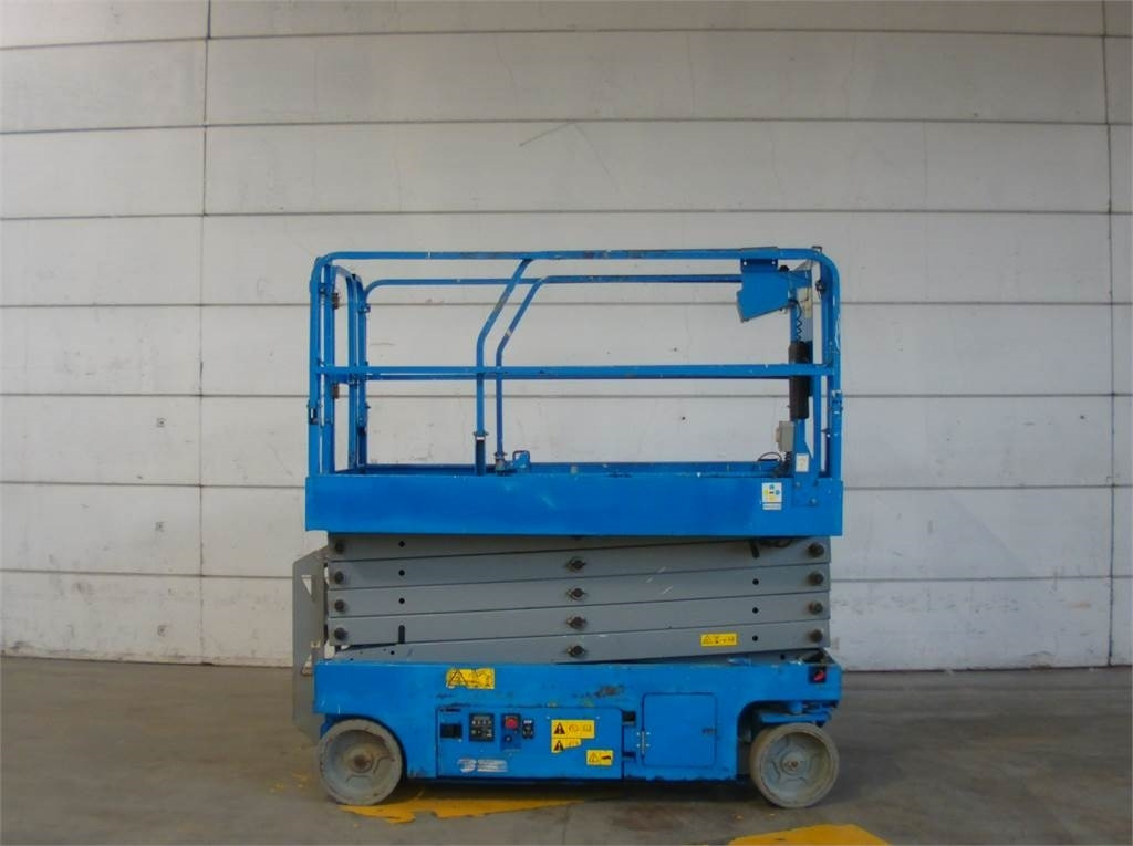 Genie GS3246 - Máy nâng người hình kéo: hình 1 Genie GS3246 - Máy nâng người hình kéo: hình 1