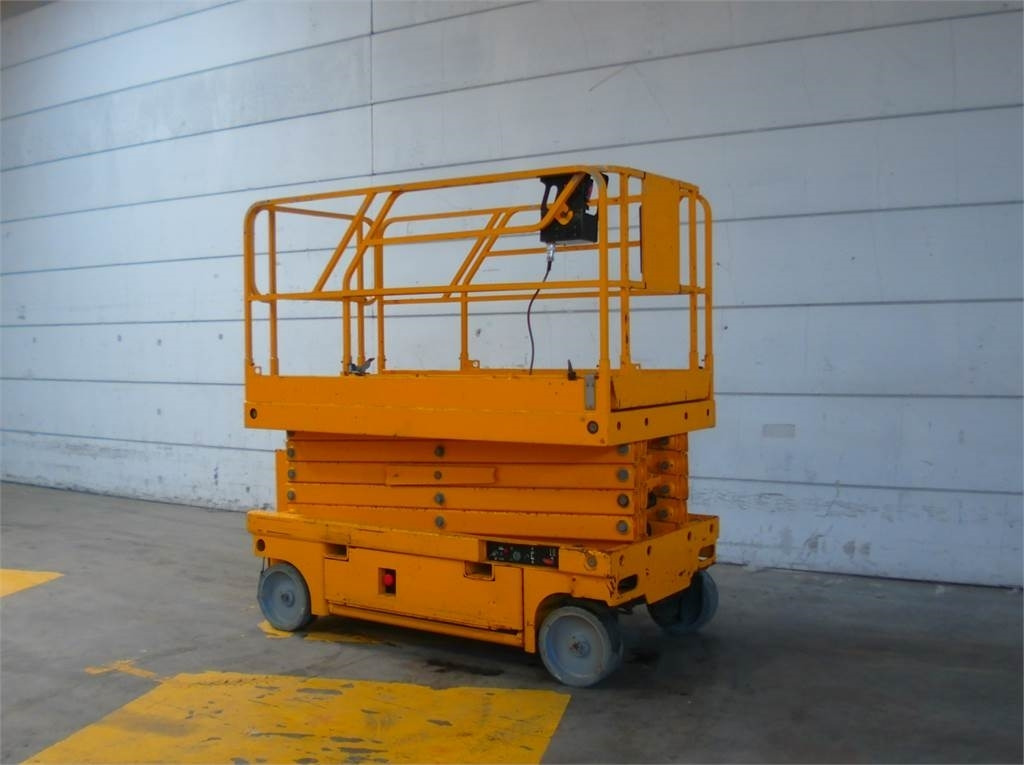 Haulotte Compact 12 - Máy nâng người hình kéo: hình 3 Haulotte Compact 12 - Máy nâng người hình kéo: hình 3