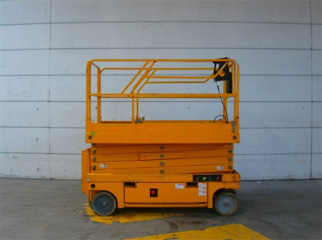 Haulotte Compact 12 - Máy nâng người hình kéo: hình 1 Haulotte Compact 12 - Máy nâng người hình kéo: hình 1
