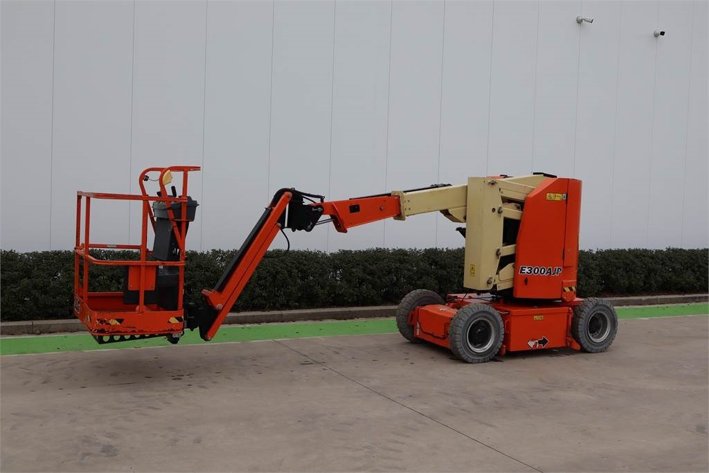 JLG E300AJP - Xe nâng người nhiều khớp nối: hình 2 JLG E300AJP - Xe nâng người nhiều khớp nối: hình 2