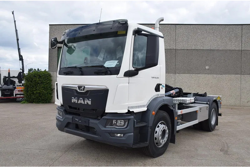 MAN TGM 18.320 - Xe tải nâng móc: hình 4 MAN TGM 18.320 - Xe tải nâng móc: hình 4