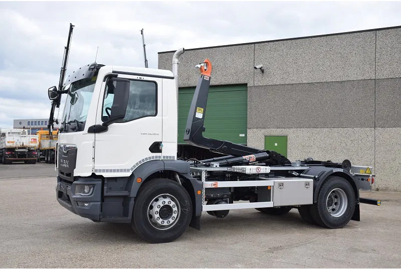 MAN TGM 18.320 - Xe tải nâng móc: hình 3 MAN TGM 18.320 - Xe tải nâng móc: hình 3