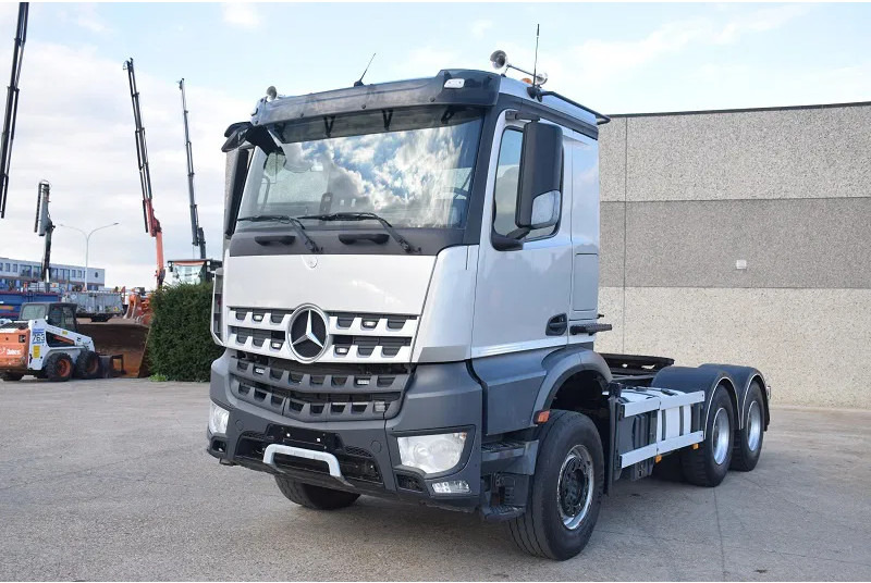 Mercedes-Benz Arocs 3345 - Xe đầu kéo: hình 2 Mercedes-Benz Arocs 3345 - Xe đầu kéo: hình 2