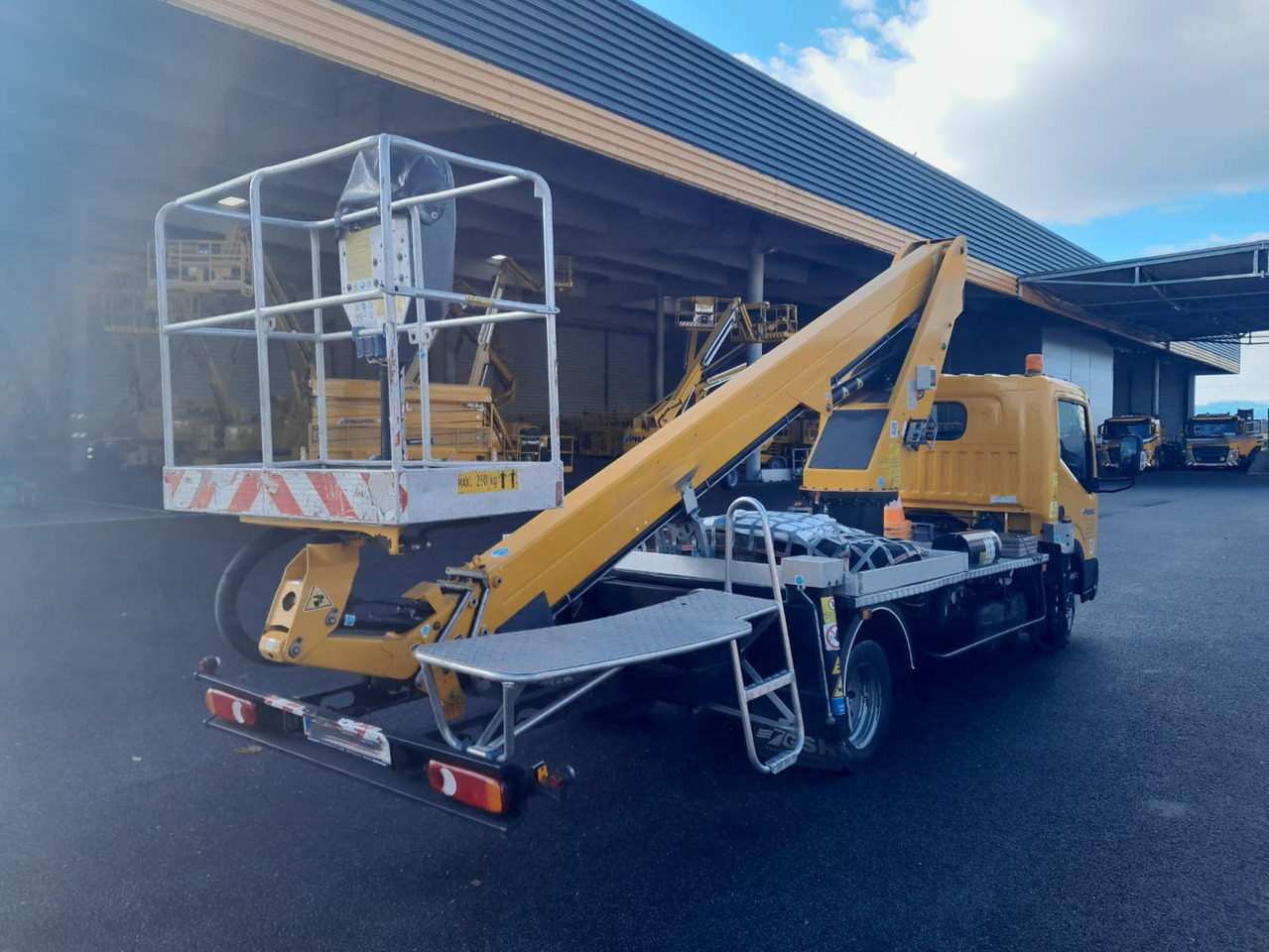 GSR E200T Comfort X - Nền bục trên không gắn trên xe tải: hình 3 GSR E200T Comfort X - Nền bục trên không gắn trên xe tải: hình 3