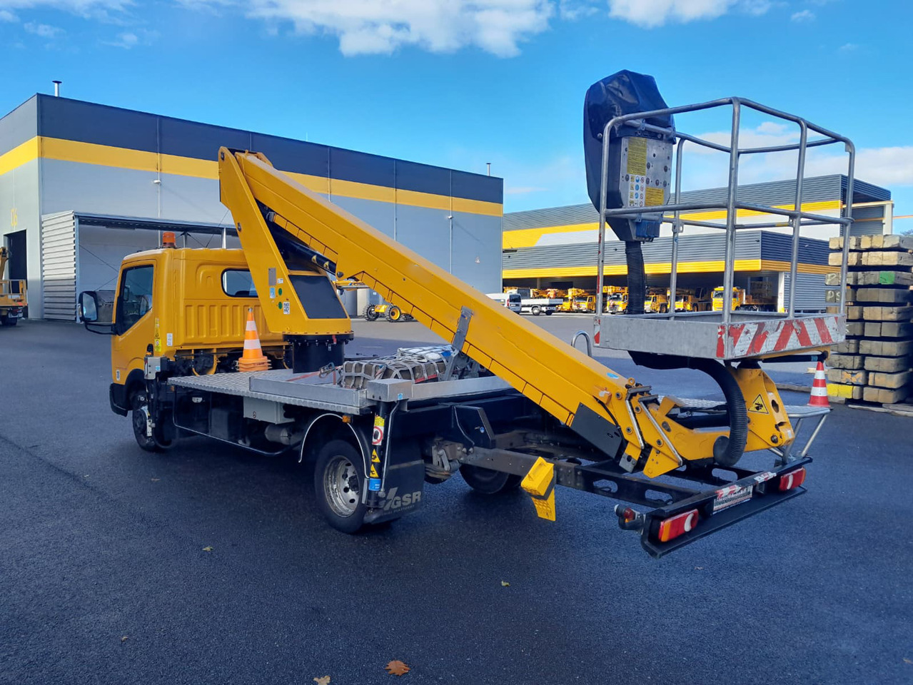 GSR E200T Comfort X - Nền bục trên không gắn trên xe tải: hình 2 GSR E200T Comfort X - Nền bục trên không gắn trên xe tải: hình 2