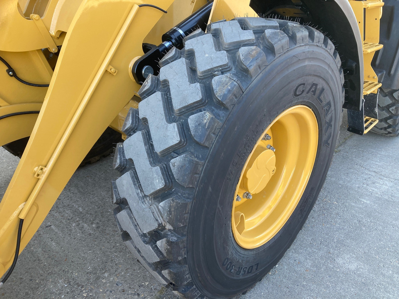 Máy xúc lật bánh lốp CATERPILLAR 910: hình 10