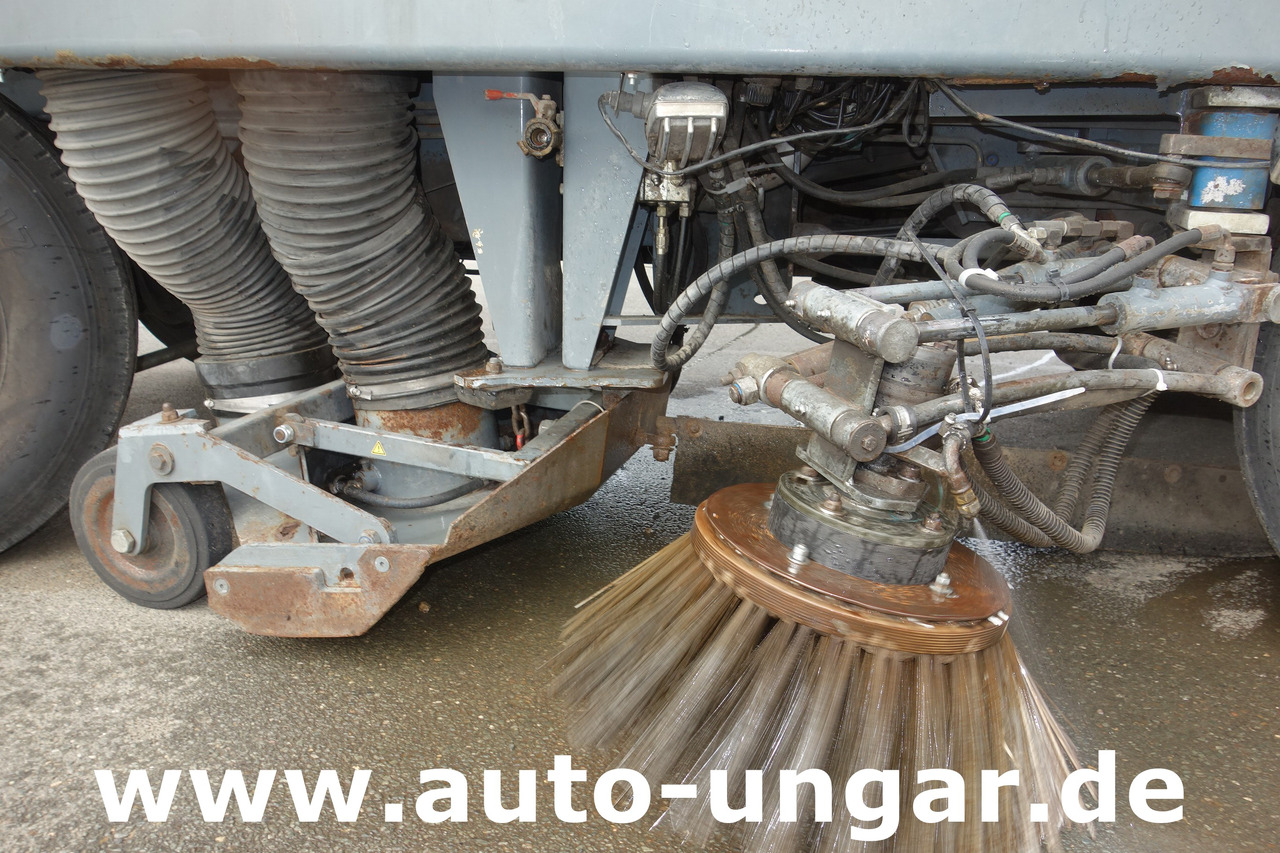 Aebi MFH 5000 Kehrmaschine Baujahr 2004 4-Rad Lenkung Wildkrautbesen - Xe quét đường: hình 5 Aebi MFH 5000 Kehrmaschine Baujahr 2004 4-Rad Lenkung Wildkrautbesen - Xe quét đường: hình 5