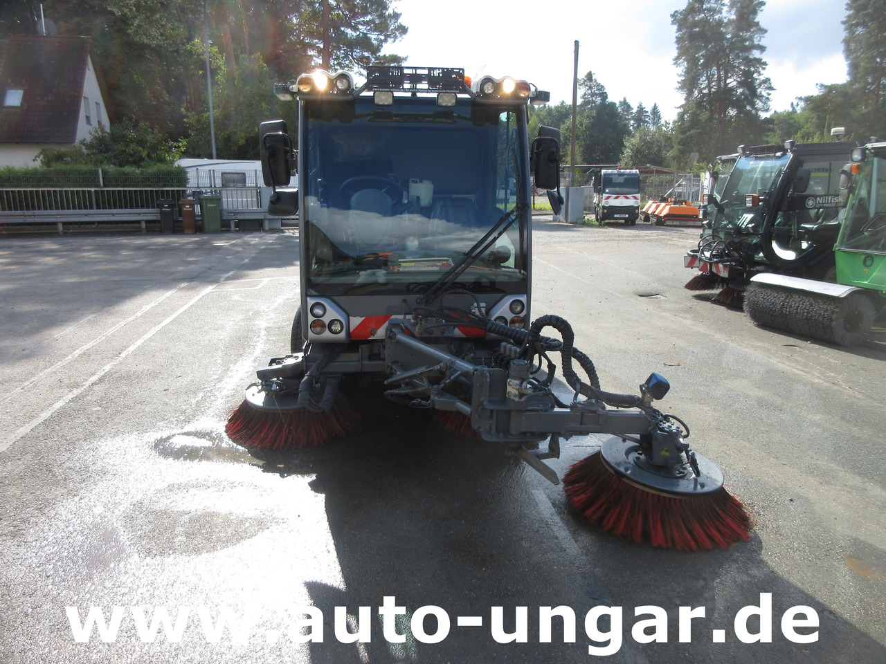 Boschung S3 Kehrmaschine urban sweeper Wildkrautbesen Allradlenkung - Xe quét đường: hình 4 Boschung S3 Kehrmaschine urban sweeper Wildkrautbesen Allradlenkung - Xe quét đường: hình 4