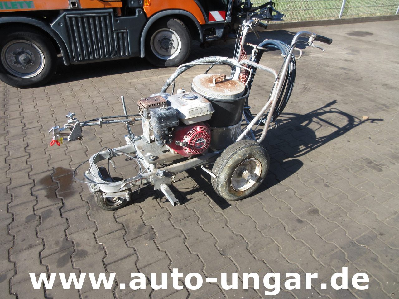 Graco LineLazer Striper GM 5000 Airless Roadmarking Machine Straßenmarkierung - Máy nhựa đường: hình 1 Graco LineLazer Striper GM 5000 Airless Roadmarking Machine Straßenmarkierung - Máy nhựa đường: hình 1