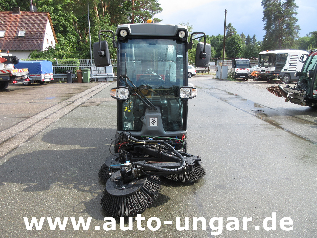 KÄRCHER MC 50 Advanced MIC 50 Professional Kleinkehrmaschine 4x4 Geräteträger - Xe quét đường: hình 2 KÄRCHER MC 50 Advanced MIC 50 Professional Kleinkehrmaschine 4x4 Geräteträger - Xe quét đường: hình 2