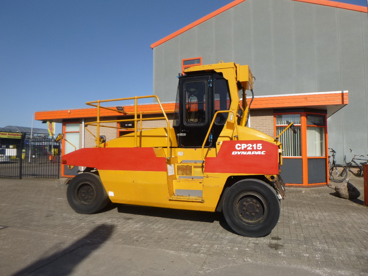 DYNAPAC CP215(HITACHI) - Máy lăn khí nén: hình 1 DYNAPAC CP215(HITACHI) - Máy lăn khí nén: hình 1