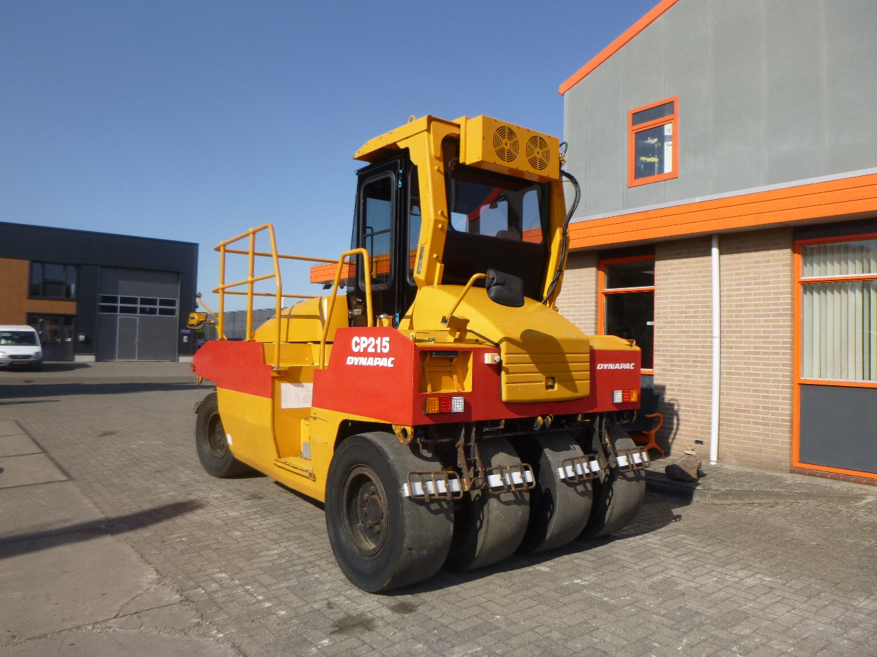 DYNAPAC CP215(HITACHI) - Máy lăn khí nén: hình 2 DYNAPAC CP215(HITACHI) - Máy lăn khí nén: hình 2