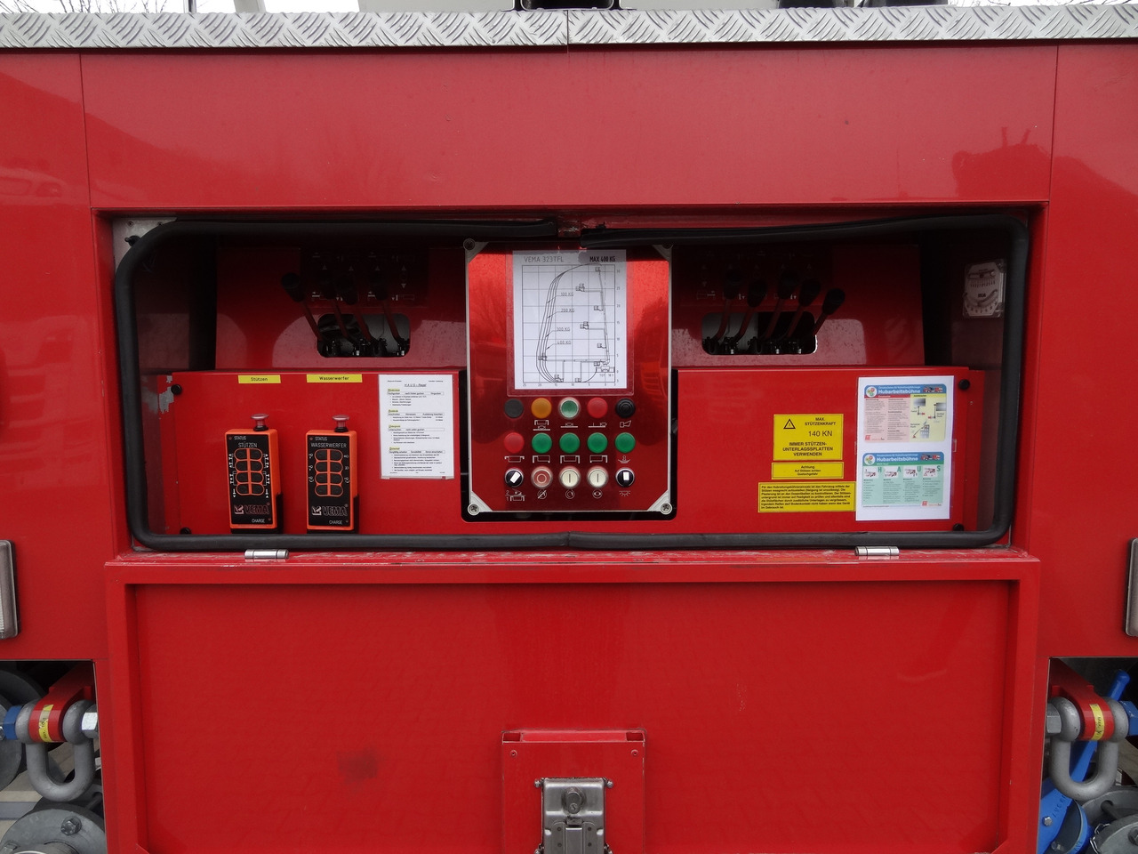 MAN FE 410 6X6 Feuerwehr Vema Lift 32 Meter - Nền bục trên không gắn trên xe tải: hình 3 MAN FE 410 6X6 Feuerwehr Vema Lift 32 Meter - Nền bục trên không gắn trên xe tải: hình 3